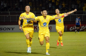 Đội bóng thành Nam sớm vượt lên dẫn bàn trước bằng bàn thắng của trung vệ Mạnh Hùng sau cú đá phạt hàng rào ở phút 28 trong cuộc đối đầu với Sài Gòn FC thuộc khuôn khổ vòng 9 V-League 2022