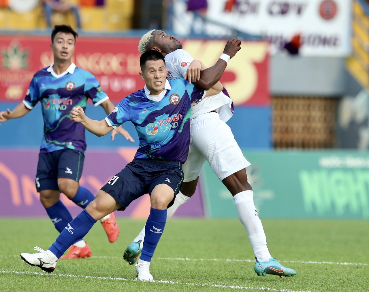 Vắng mặt ở vòng 6 sau khi tái phát chấn thương, nhưng trong các trận đấu gần đây trung vệ Đình Trọng đã kịp trở lại để gánh vác hàng thủ đội nhà Bình Định.