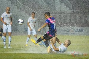 Văn Quyết tiếp tục đóng vai người hùng giúp Hà Nội FC giành 1 điểm quý giá trước Sài Gòn FC trong trận đấu diễn ra dưới thời tiết mưa lớn trên sân Thống Nhất.